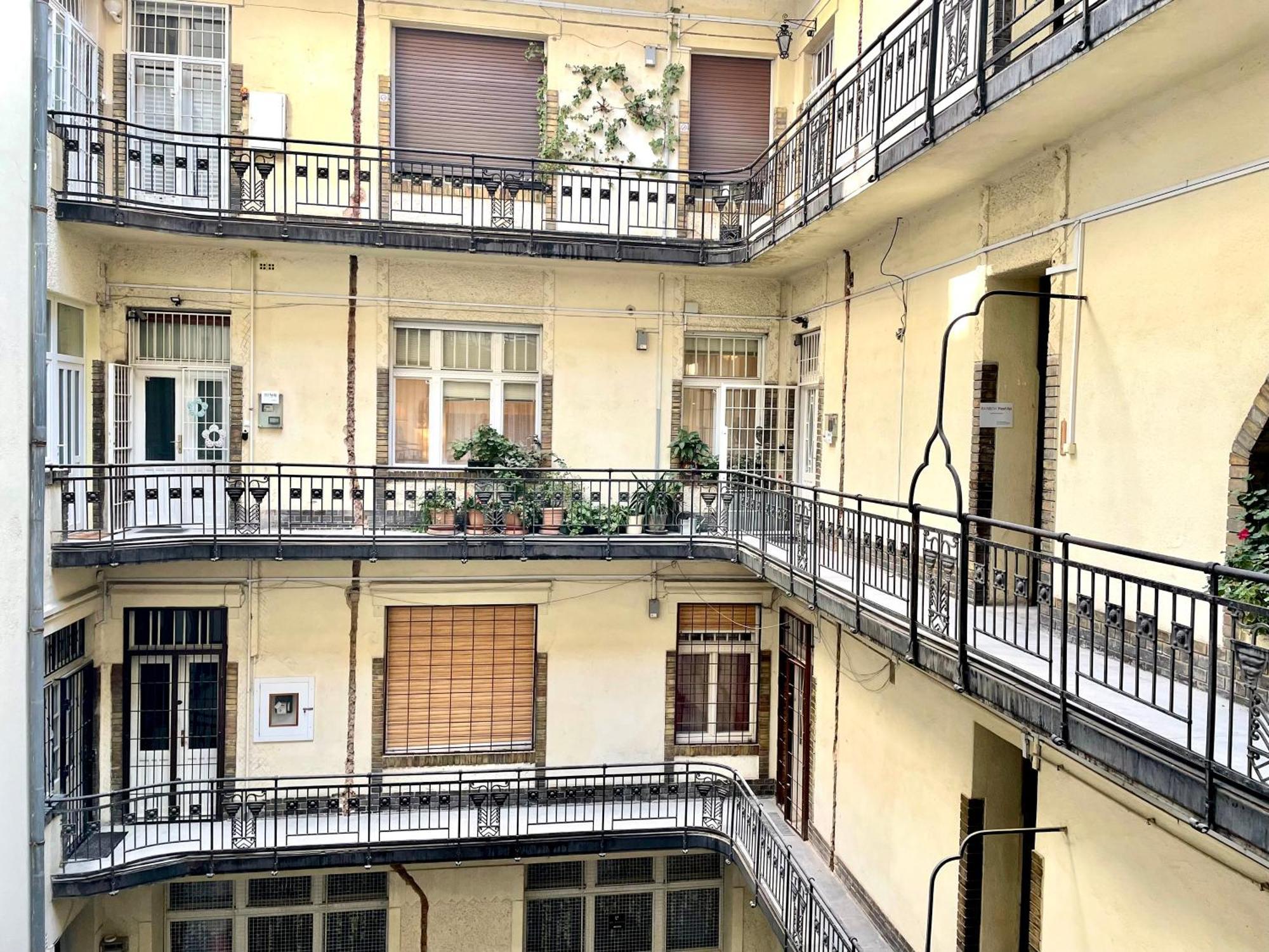 Rainbow Pearl Apartment At St Stephen' S Basilica Budapest Exterior photo